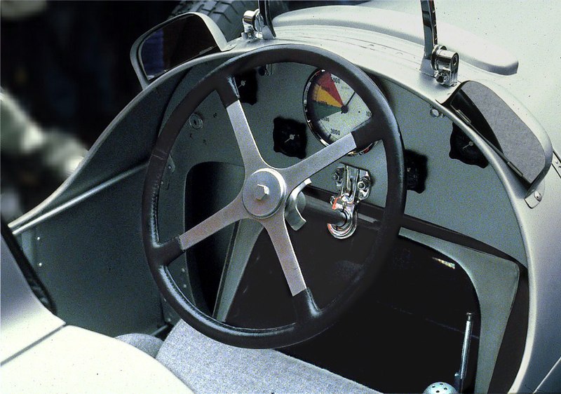 800px-Auto_Union_16-Zyl_Cockpit.jpg