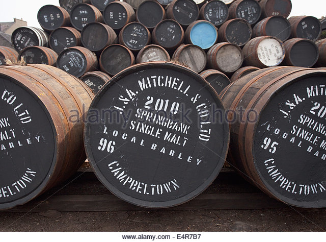 whisky-fassern-bei-springbank-distillery-campbeltown-kintyre-argyll-schottland-e4r7b7.jpg