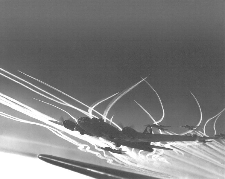 752px-II_World_War_contrails.jpg